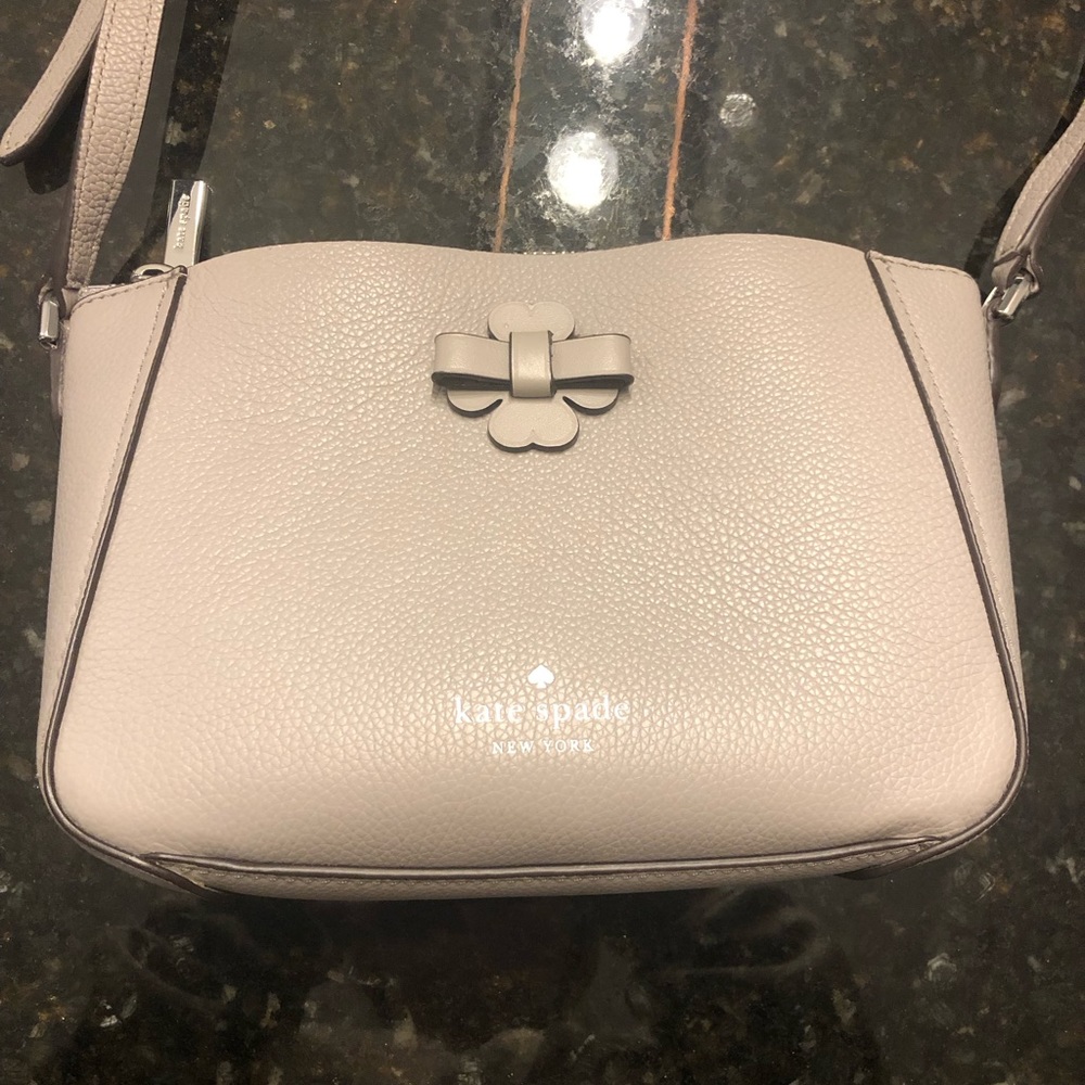 super cute kate spade crossbody bag BRAND NEW WITHOUT TAGS in perfect condition!